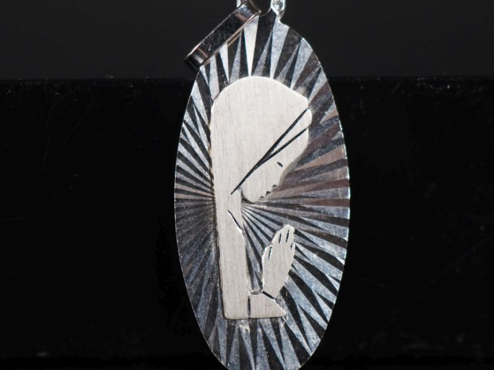 Médaille de baptême en or blanc "Sainte Vierge" Poids : 2 g   