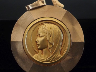 Vente aux enchères Médaille de baptême en or 750 "profil de Sainte Vierge"  Poids : 4,85 
