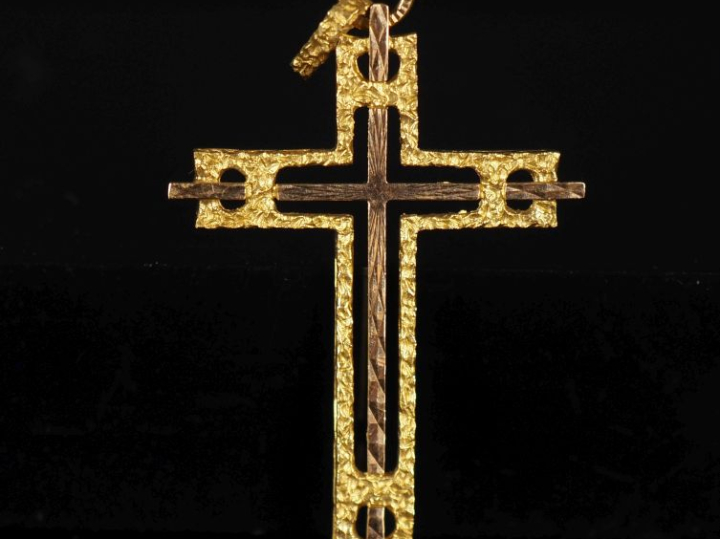 Croix en or 750  Poids : 4 g   