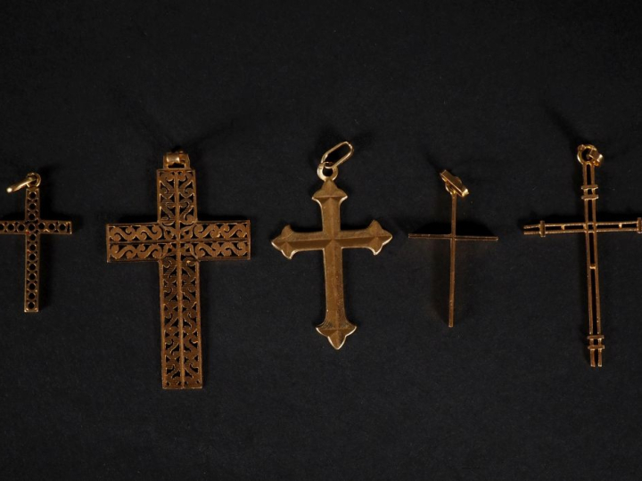 5 croix pendentifs en or 750  Poids : 8,90 g   