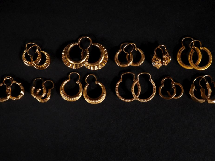 11 paires de perce oreilles en or 750  Poids : 14,50 g   