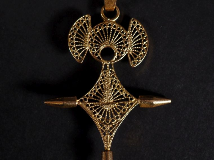 Croix africaine en or 750 Poids : 9,10 g   