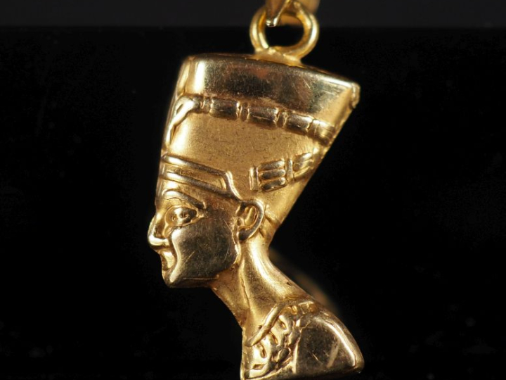 Pendentif en or "profil d'égyptienne" Poids : 1,40 g   