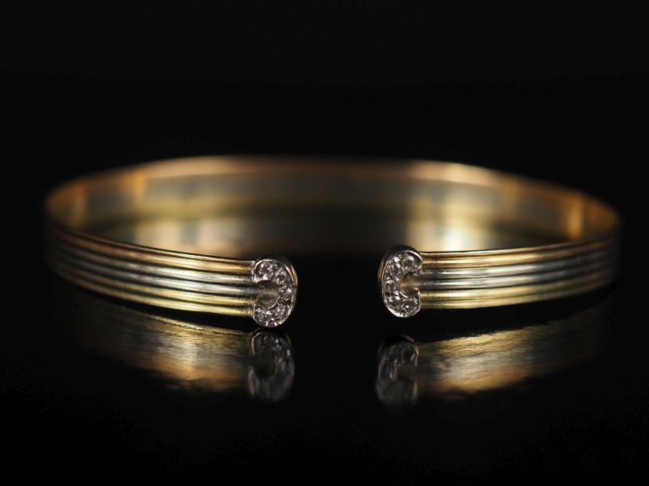Bracelet jonc en or 750, trois tons et roses Poids : 10,40 g   
