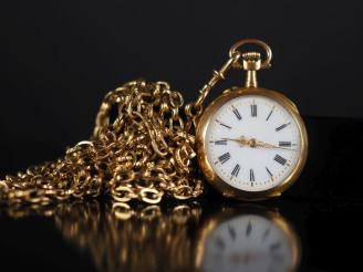 Vente aux enchères Très grand sautoir en or 750 avec montre de col de style Louis XVI  Lo