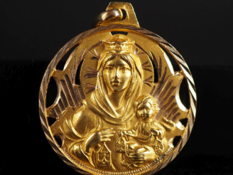 Vente aux enchères Médaille double face en or 750 gravé et ajouré Poids : 5,20 g   
