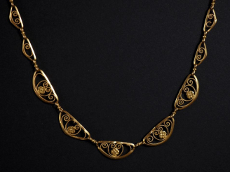 Vente aux enchères Collier draperie en or 750, maillons ovales ajourés et filigranés Poid