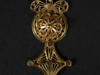 Vente aux enchères Pendentif en or 750 filigrané et ajouré Poids : 5,20 g   