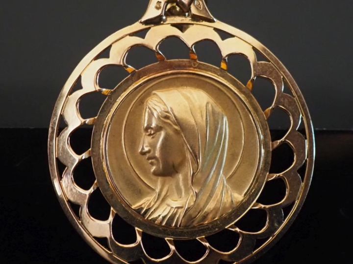 Médaille en or 750 "profil de Sainte Vierge" Poids : 6,90 g   