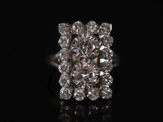 Vente aux enchères Bague en or blanc 750, deux diamants centraux pesant environ 0,2 cts e