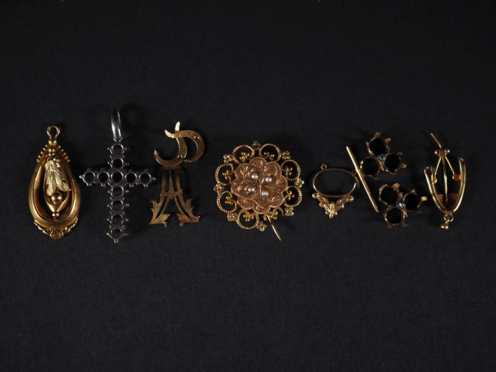 Ensemble de débris d'or 750 Poids : 11 g on y joint une broche en or e