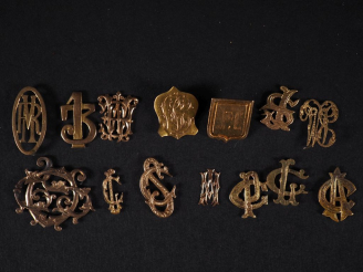 Vente aux enchères Ensemble de monogrammes en or 750 Poids : 7 g   