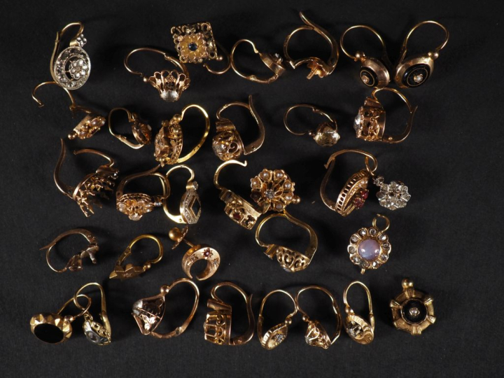 Ensemble de perce oreilles dépareillés Napoléon III ou début XXème en 