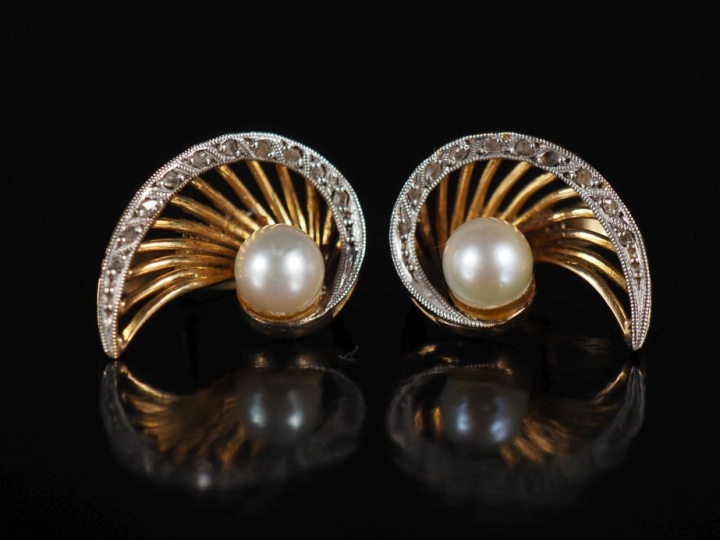 Paire de perces oreilles en or, perles et éclats de diamant en forme d