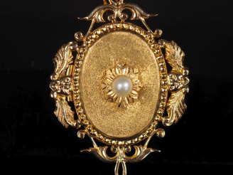 Vente aux enchères Pendentif porte photo Napoléon III en or et perle, décor ajouré de fle