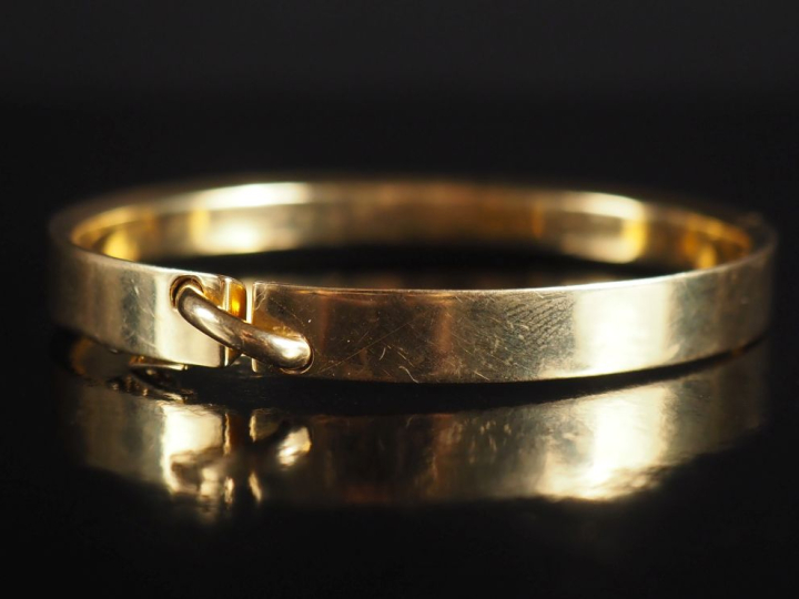 CHAUMET.  Bracelet jonc en or 750, modèle "lien" Signé et numéroté Poi