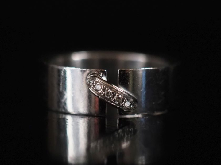 CHAUMET.  Bague en or blanc, ligne de petits diamants, modèle "lien" P