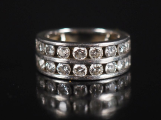 Vente aux enchères Bague en platine, deux lignes de 9 diamants Poids tel : 11,55 g   
