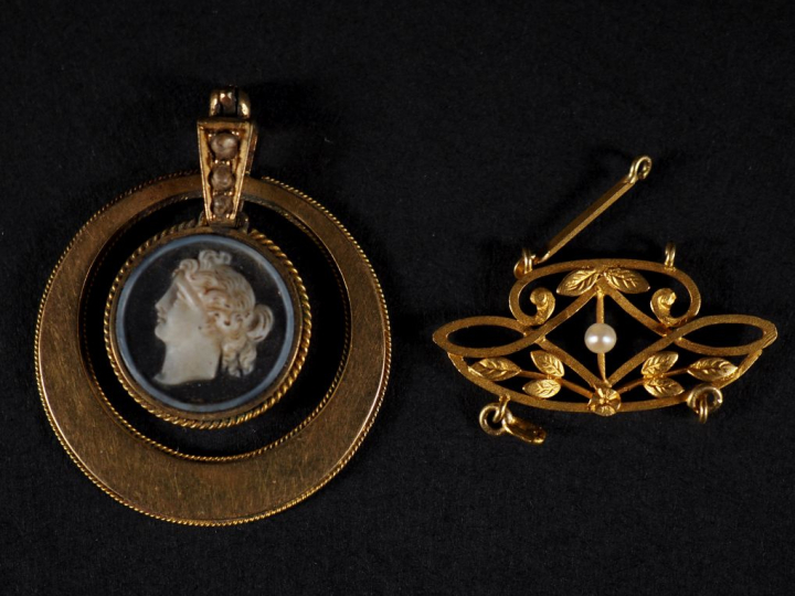 Pendentif de style Empire à pendeloque, en or 750 et camée en pierre d