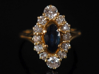 Vente aux enchères Bague en or 750, saphir de forme navette entouré de 12 diamants Poids 