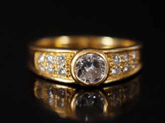 Vente aux enchères Bague jonc en or 750, diamant central de taille ancienne entouré de de