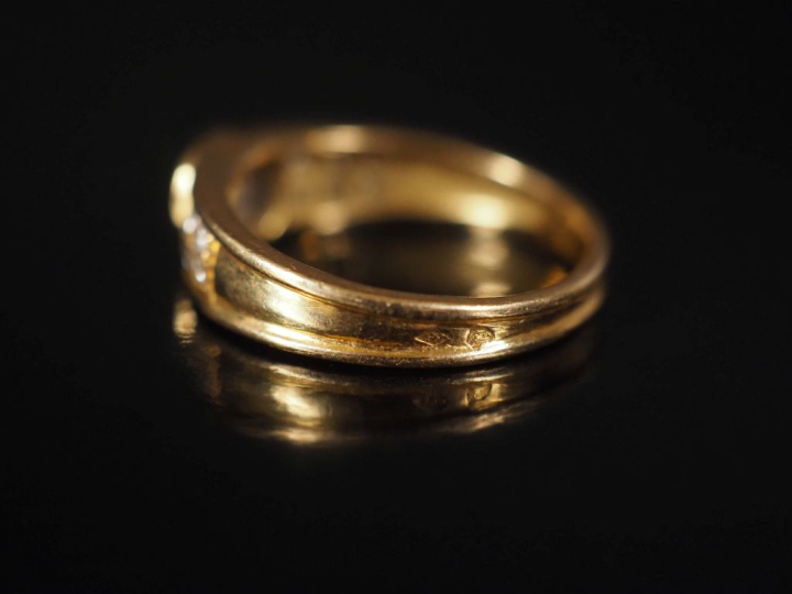 Bague jonc en or 750, diamant central de taille ancienne entouré de de