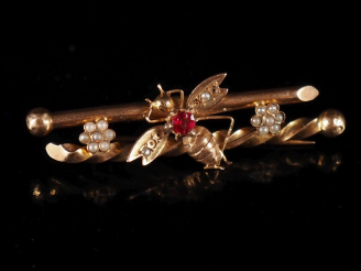 Vente aux enchères Broche Napoléon III en or 750, perles et pierre rouge, en forme d'abei