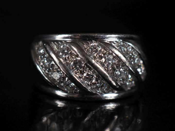 Bague jonc en or blanc 750, quatre lignes obliques de 4 diamants Poids