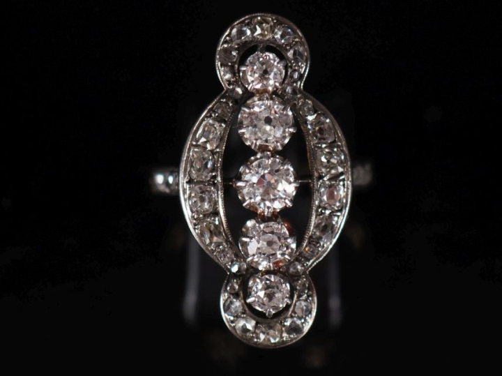 Bague marquise en or jaune fin XIXème début XXème, ornée d'une ligne d