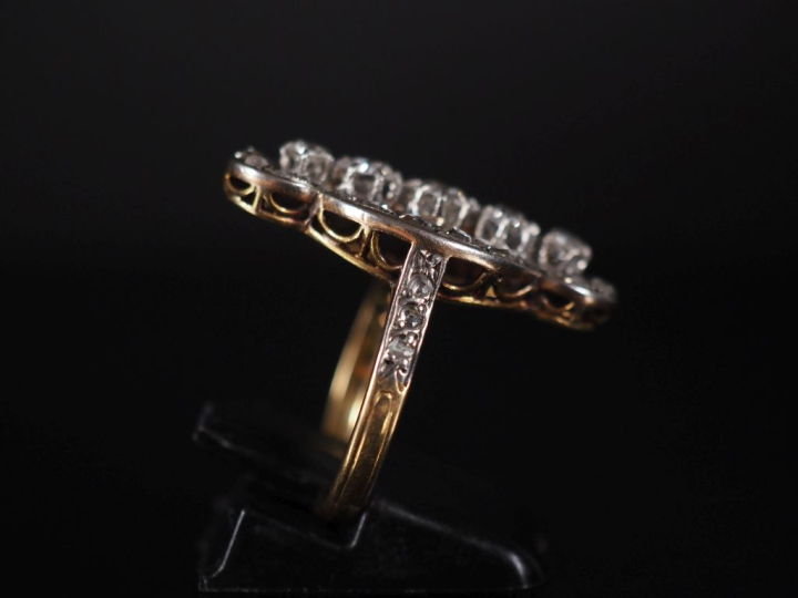 Bague marquise en or jaune fin XIXème début XXème, ornée d'une ligne d