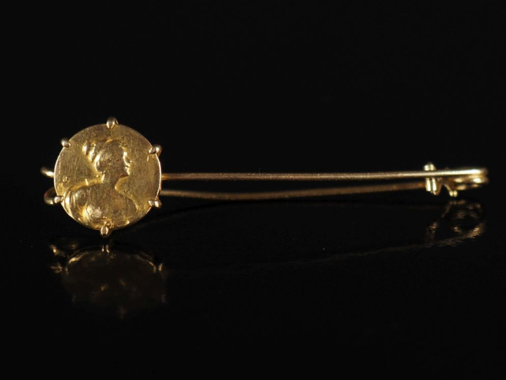 Broche en or et médaille en or "jeune fille".  Poids : 5,50 g   