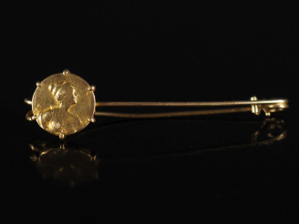 Vente aux enchères Broche en or et médaille en or "jeune fille".  Poids : 5,50 g   