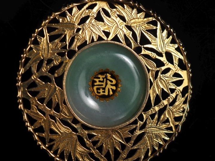 Pendentif indochinois en or 750 et jadéite, décor ajouré de bambou Poi