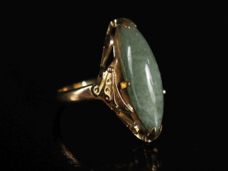 Vente aux enchères Bague marquise indochinoise en or 750 et jadéite  Poids tel : 3,75 g  