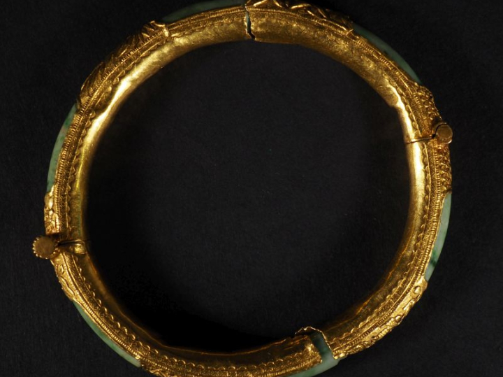 Bracelet indochinois en or 750 et jadéite  Poids tel : 35,20 g  (cassé
