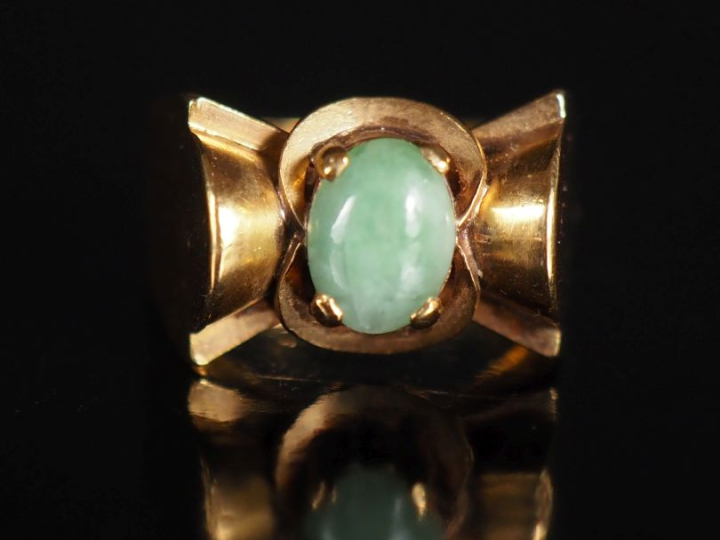 Bague 1940 en jadéite et or 750 Poids tel : 4,50 g   