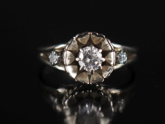 Vente aux enchères Bague marguerite en or blanc et trois diamants, le diamant central pes