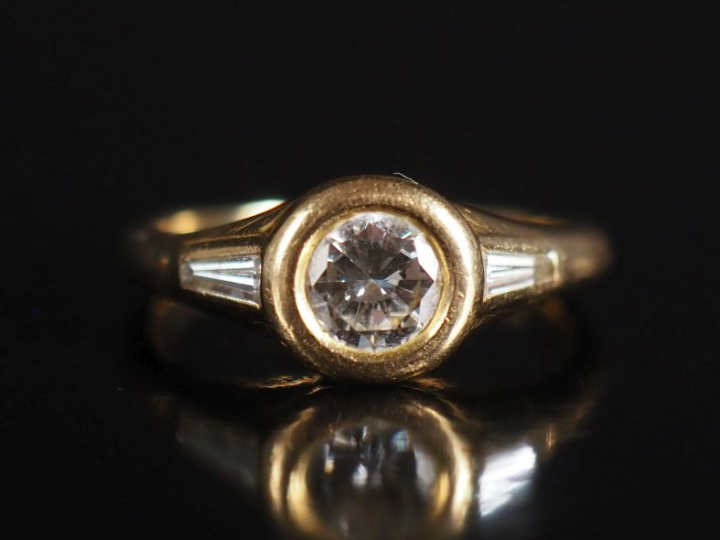 Bague de forme solitaire en or jaune 750, sertie en son centre d'un di