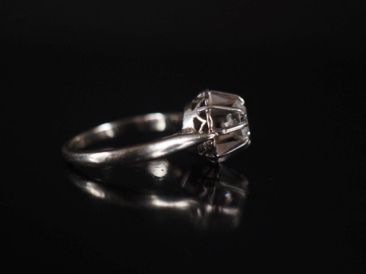 Diamant solitaire de 0,80 cts environ, monture en platine et or blanc 