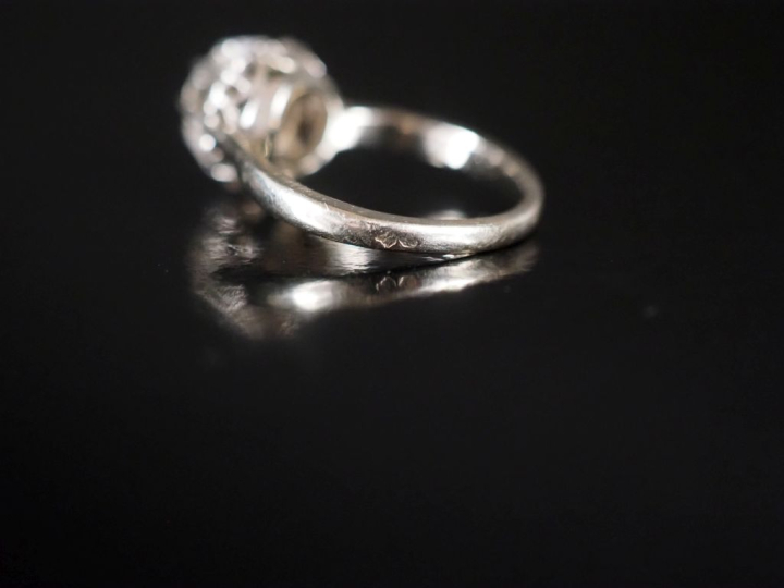 Diamant solitaire de 0,80 cts environ, monture en platine et or blanc 