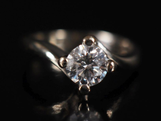 Vente aux enchères Solitaire de 0,82 cts, G, SI , monture en or blanc Poids tel : 5,09 g 