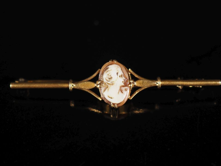 Broche 1900 en or et petit camée coquille.  Poids tel : 2,70 g   