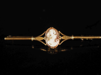 Vente aux enchères Broche 1900 en or et petit camée coquille.  Poids tel : 2,70 g   