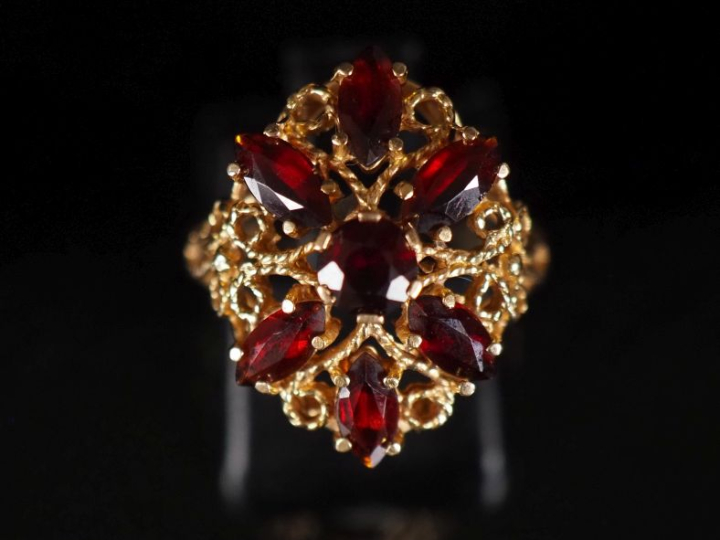 Bague marguerite en or et grenats  Poids tel : 4,80 g   