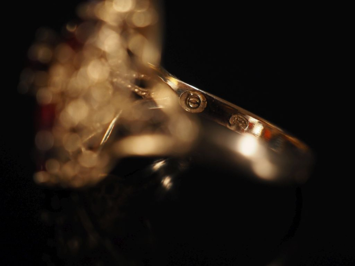 Bague marguerite en or et grenats  Poids tel : 4,80 g   