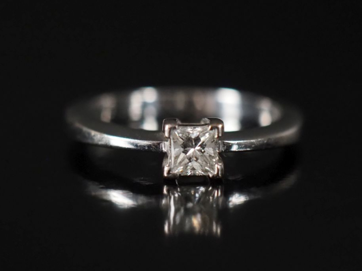 Bague solitaire en or, ornée d'un diamant de forme carrée pesant entre