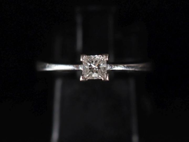 Bague solitaire en or, ornée d'un diamant de forme carrée pesant entre