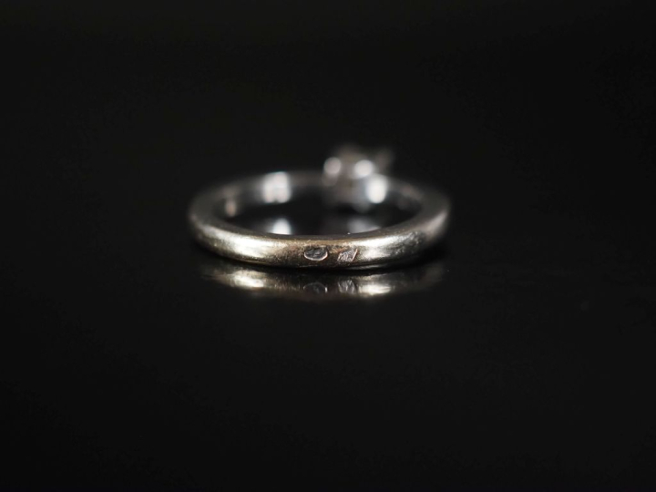 Bague solitaire en or, ornée d'un diamant de forme carrée pesant entre