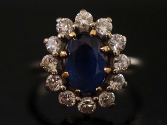 Vente aux enchères Bague marguerite, saphir entouré de 11 diamants, monture en or blanc 7