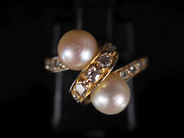 Bague Toi et Moi en or 750, perles et roses  Poids tel : 4 g   